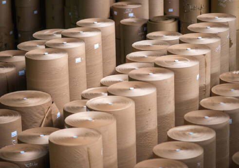 Bobinas de papel de arranque para pollitos en almacén